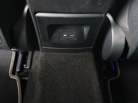 Mercedes-Benz CLA-Klasse 250e AMG Night | Stoelverwarming | Carplay | Camera | Widescreen | Sfeerverlichting | Leder/Alcantara | Navigatie | Park Assist | Origineel Zwart | PHEV | Plug In