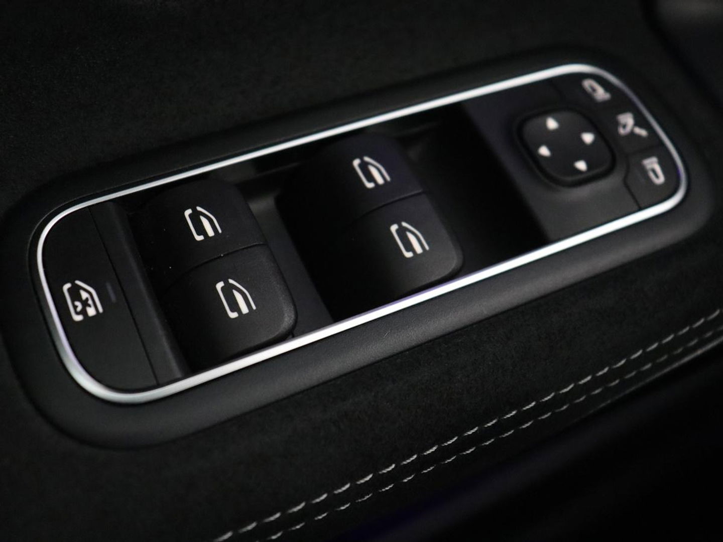 Mercedes-Benz CLA-Klasse 250e AMG Night | Stoelverwarming | Carplay | Camera | Widescreen | Sfeerverlichting | Leder/Alcantara | Navigatie | Park Assist | Origineel Zwart | PHEV | Plug In