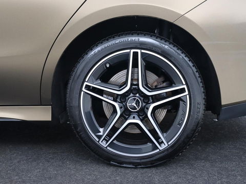 Mercedes-Benz CLA-Klasse 250e AMG Night | Stoelverwarming | Carplay | Camera | Widescreen | Sfeerverlichting | Leder/Alcantara | Navigatie | Park Assist | Origineel Zwart | PHEV | Plug In