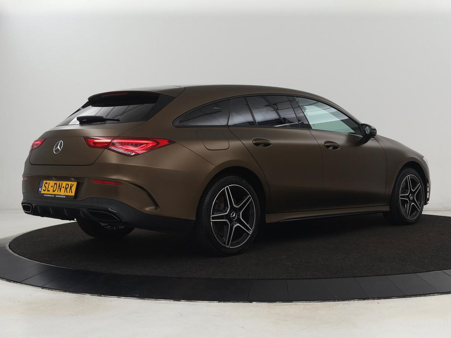 Mercedes-Benz CLA-Klasse 250e AMG Night | Stoelverwarming | Carplay | Camera | Widescreen | Sfeerverlichting | Leder/Alcantara | Navigatie | Park Assist | Origineel Zwart | PHEV | Plug In