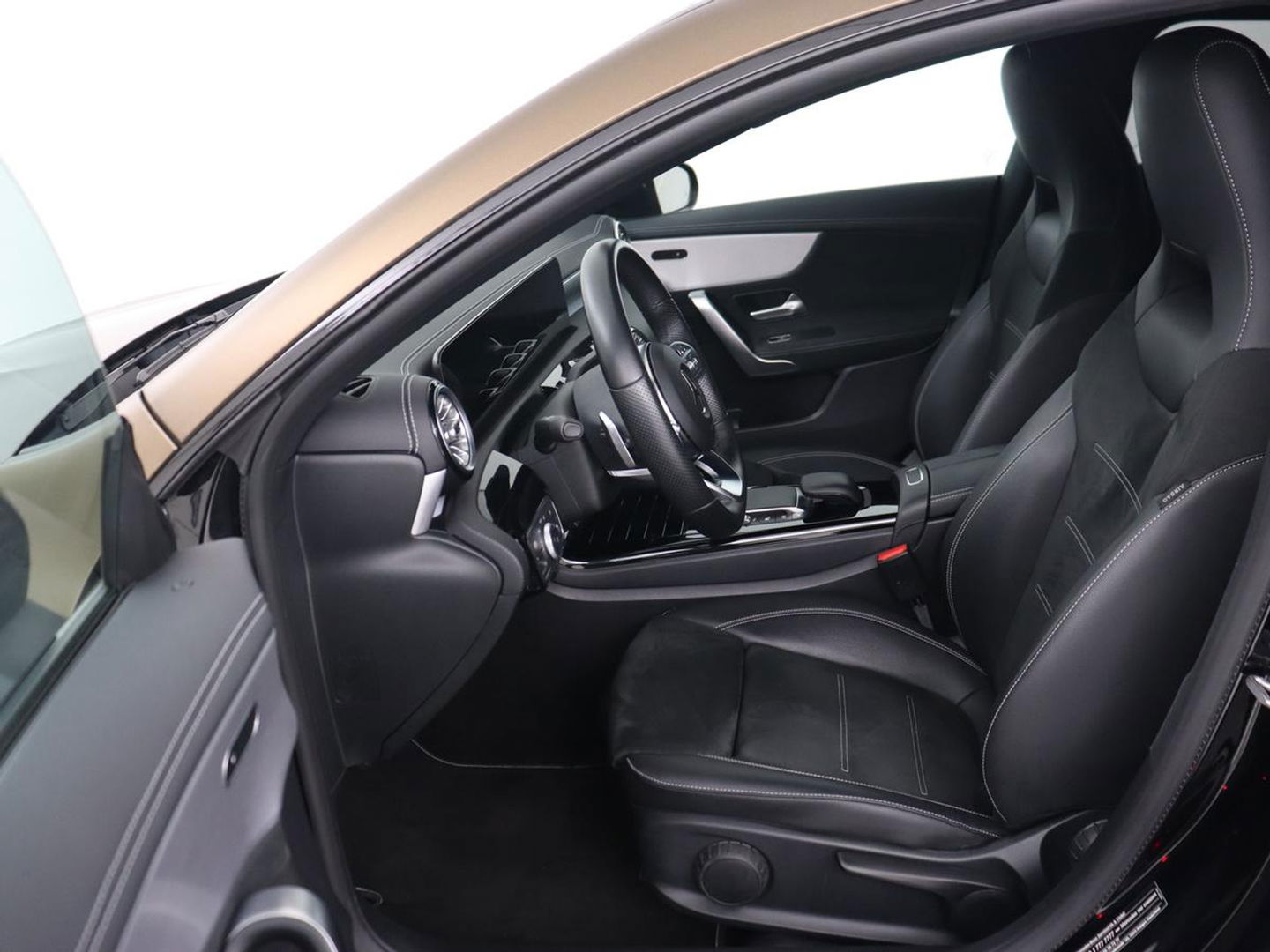 Mercedes-Benz CLA-Klasse 250e AMG Night | Stoelverwarming | Carplay | Camera | Widescreen | Sfeerverlichting | Leder/Alcantara | Navigatie | Park Assist | Origineel Zwart | PHEV | Plug In