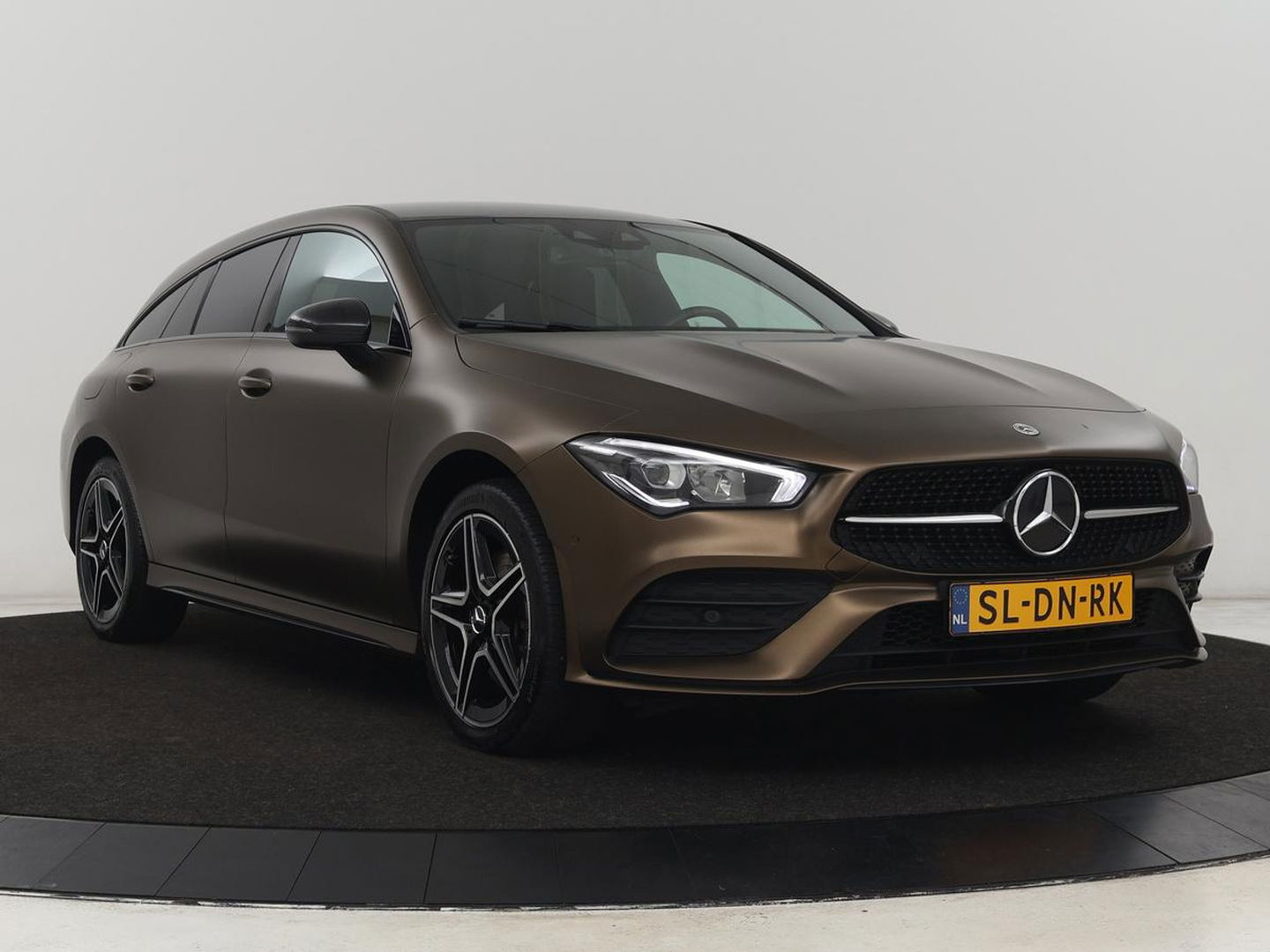 Mercedes-Benz CLA-Klasse 250e AMG Night | Stoelverwarming | Carplay | Camera | Widescreen | Sfeerverlichting | Leder/Alcantara | Navigatie | Park Assist | Origineel Zwart | PHEV | Plug In