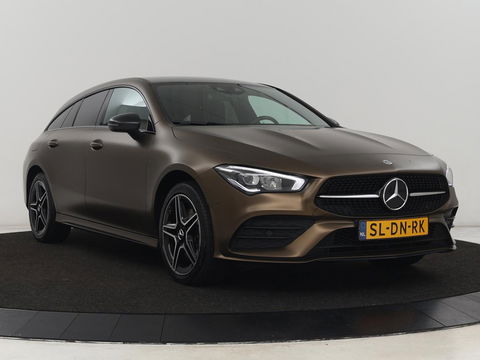 Mercedes-Benz CLA-Klasse 250e AMG Night | Stoelverwarming | Carplay | Camera | Widescreen | Sfeerverlichting | Leder/Alcantara | Navigatie | Park Assist | Origineel Zwart | PHEV | Plug In