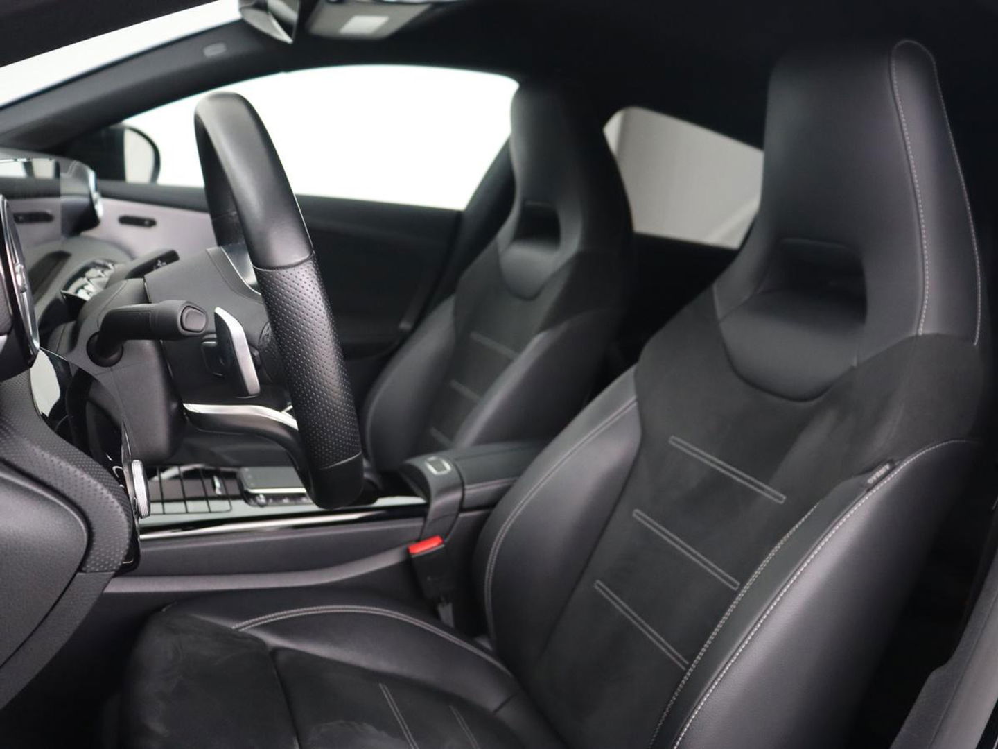 Mercedes-Benz CLA-Klasse 250e AMG Night | Stoelverwarming | Carplay | Camera | Widescreen | Sfeerverlichting | Leder/Alcantara | Navigatie | Park Assist | Origineel Zwart | PHEV | Plug In