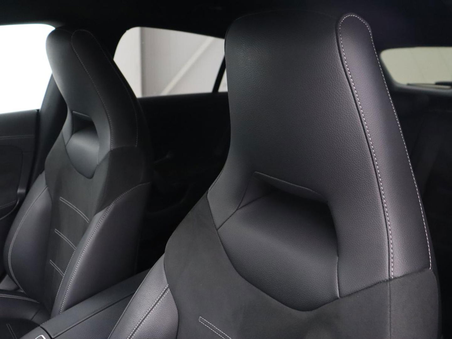 Mercedes-Benz CLA-Klasse 250e AMG Night | Stoelverwarming | Carplay | Camera | Widescreen | Sfeerverlichting | Leder/Alcantara | Navigatie | Park Assist | Origineel Zwart | PHEV | Plug In