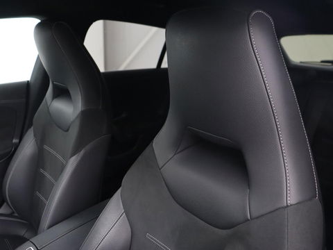 Mercedes-Benz CLA-Klasse 250e AMG Night | Stoelverwarming | Carplay | Camera | Widescreen | Sfeerverlichting | Leder/Alcantara | Navigatie | Park Assist | Origineel Zwart | PHEV | Plug In
