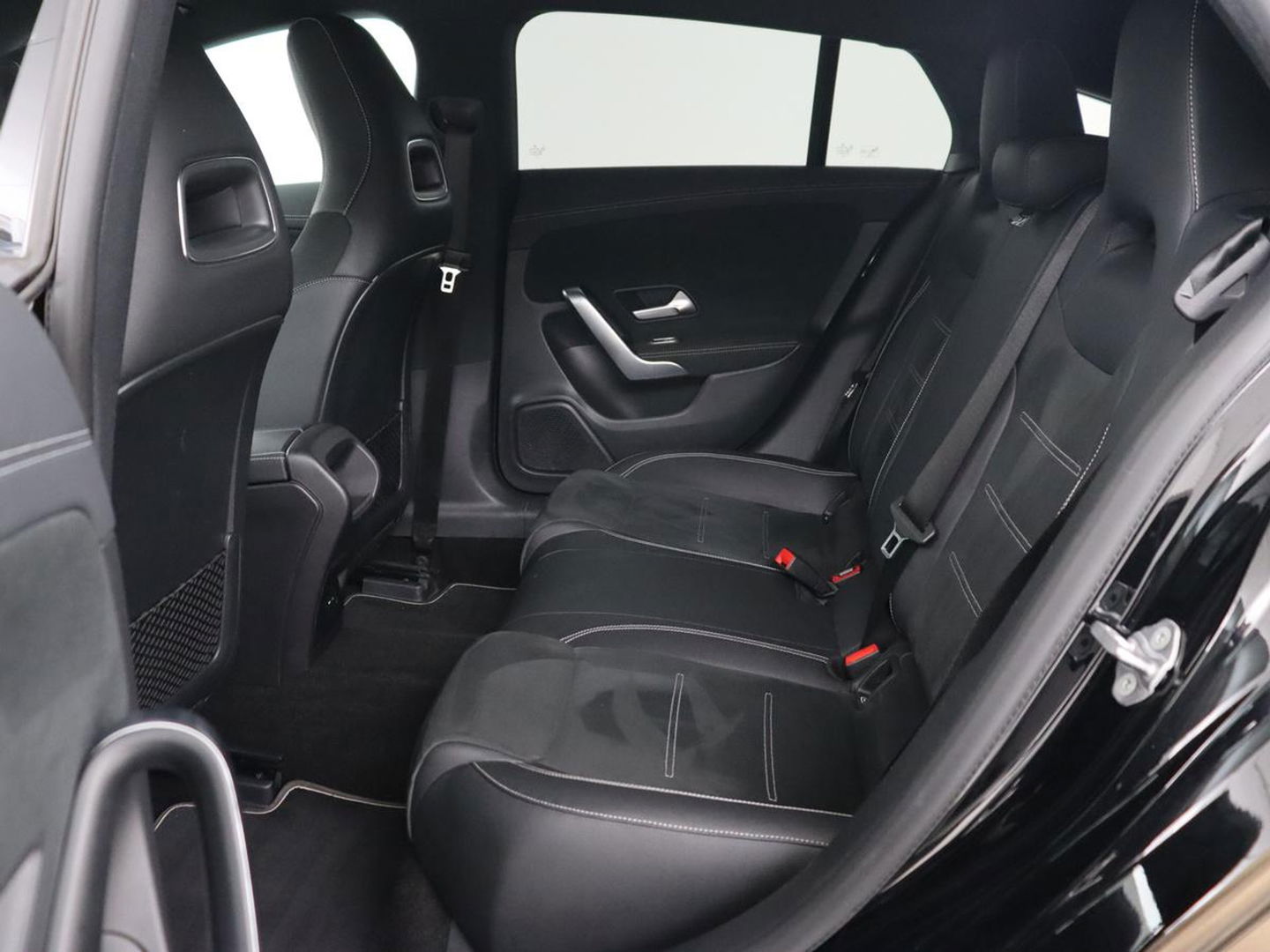 Mercedes-Benz CLA-Klasse 250e AMG Night | Stoelverwarming | Carplay | Camera | Widescreen | Sfeerverlichting | Leder/Alcantara | Navigatie | Park Assist | Origineel Zwart | PHEV | Plug In