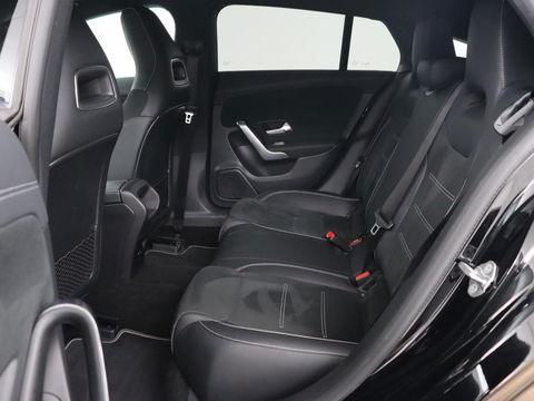 Mercedes-Benz CLA-Klasse 250e AMG Night | Stoelverwarming | Carplay | Camera | Widescreen | Sfeerverlichting | Leder/Alcantara | Navigatie | Park Assist | Origineel Zwart | PHEV | Plug In
