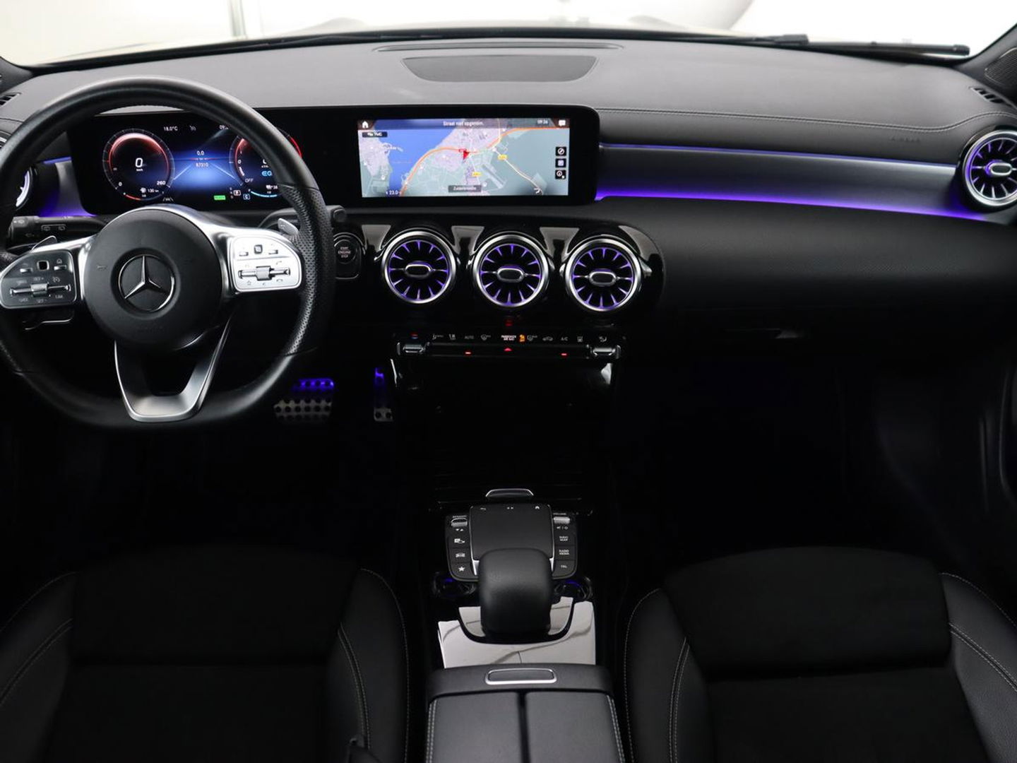 Mercedes-Benz CLA-Klasse 250e AMG Night | Stoelverwarming | Carplay | Camera | Widescreen | Sfeerverlichting | Leder/Alcantara | Navigatie | Park Assist | Origineel Zwart | PHEV | Plug In