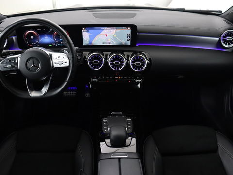 Mercedes-Benz CLA-Klasse 250e AMG Night | Stoelverwarming | Carplay | Camera | Widescreen | Sfeerverlichting | Leder/Alcantara | Navigatie | Park Assist | Origineel Zwart | PHEV | Plug In