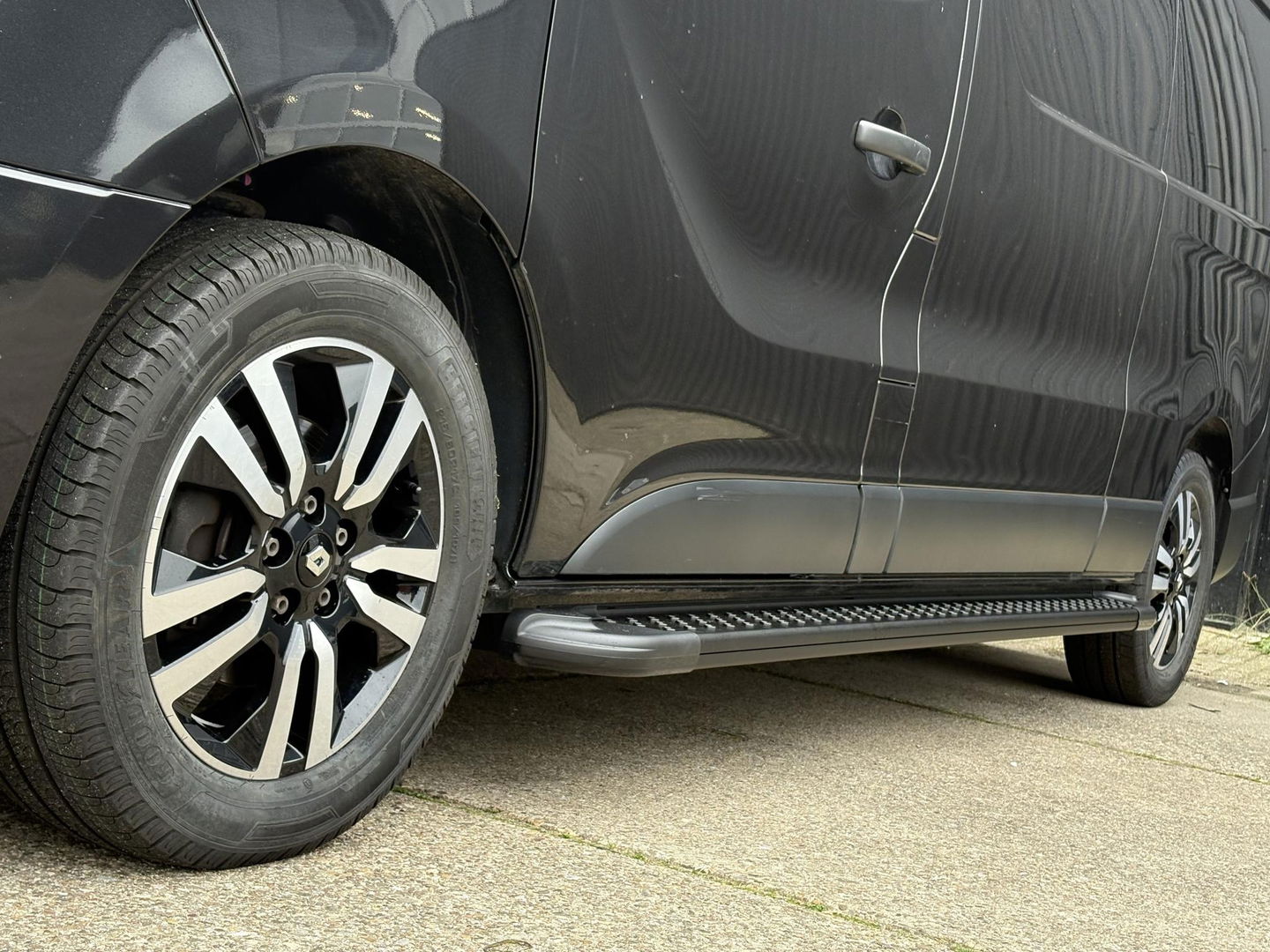 Renault Trafic 2.0 dCi 170 T29 L2H1 | MARGE | DIKKE UITVOERING | APK 12 MND | LED | NAVI | Sidesteps | LMV