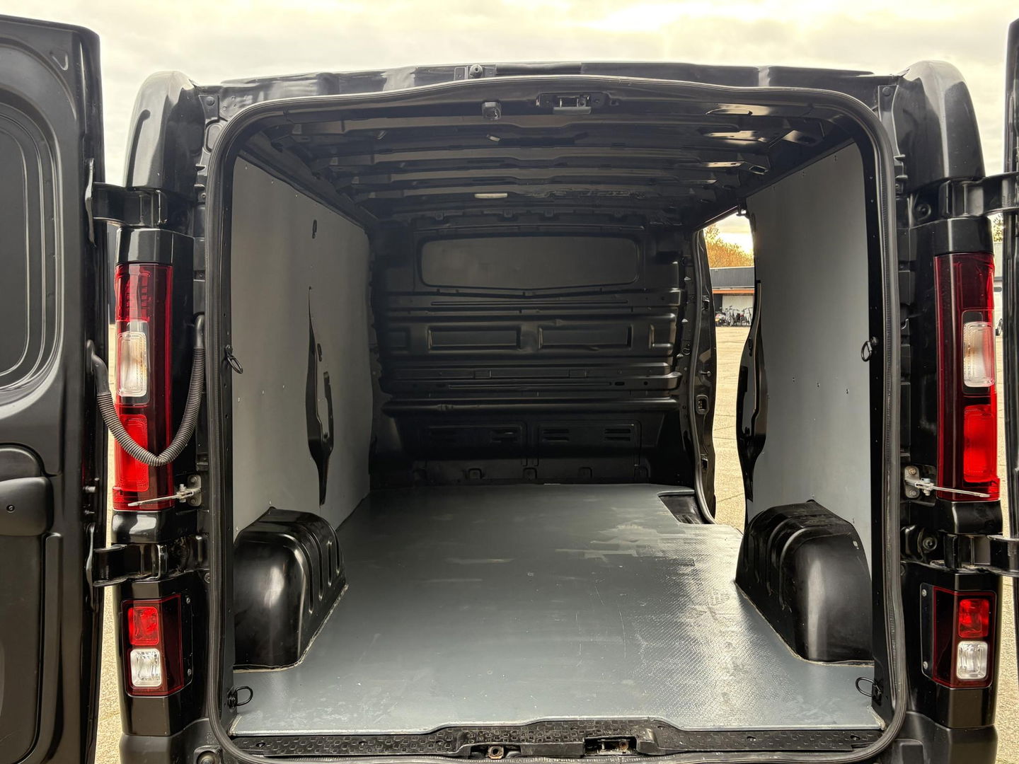 Renault Trafic 2.0 dCi 170 T29 L2H1 | MARGE | DIKKE UITVOERING | APK 12 MND | LED | NAVI | Sidesteps | LMV