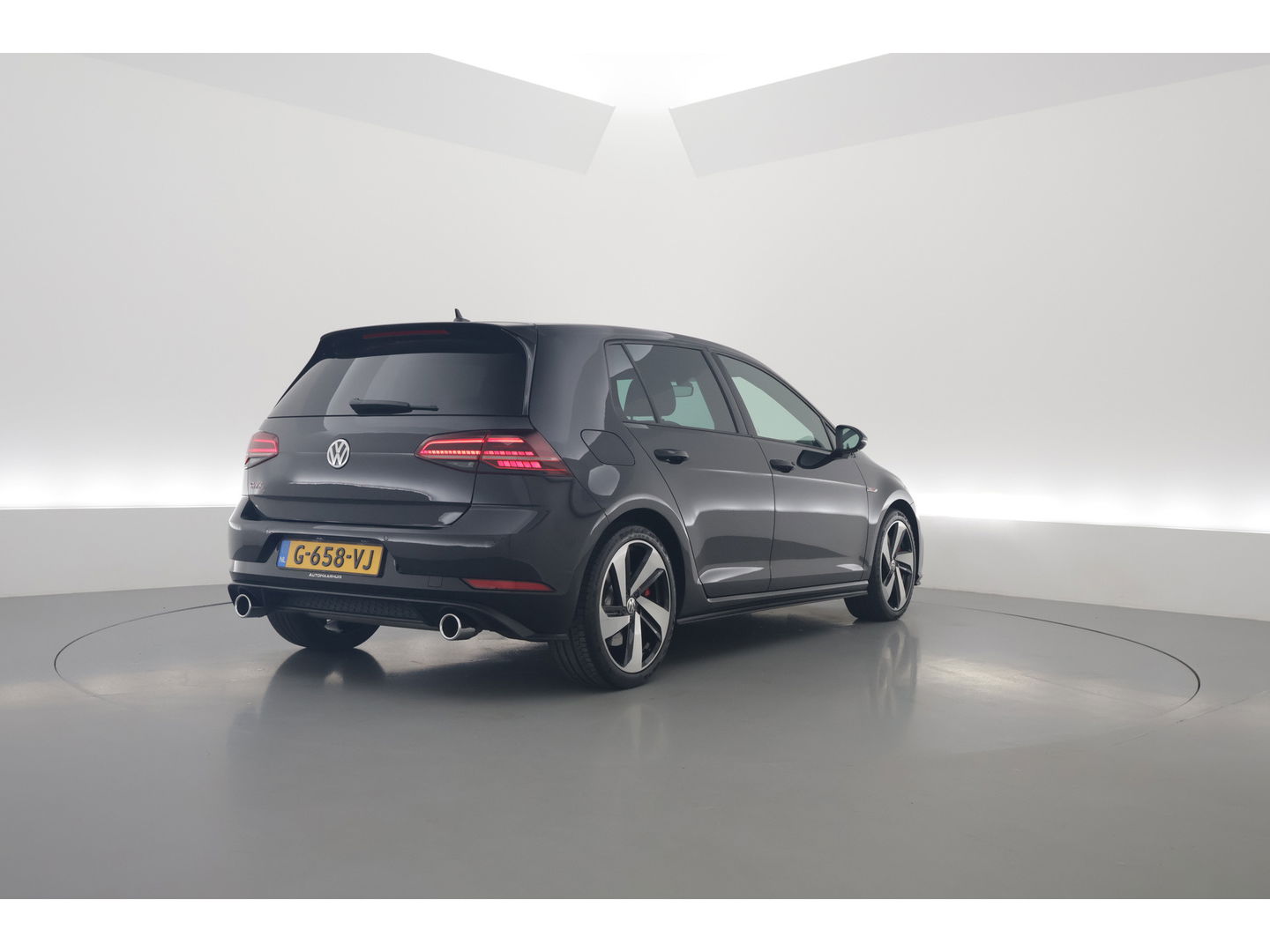 Volkswagen Golf 2.0 TSI GTI Performance | Digi. Dashboard | 18'' | Apple CarPlay | Camera | Adapt. Cruise | Stoelverw.
