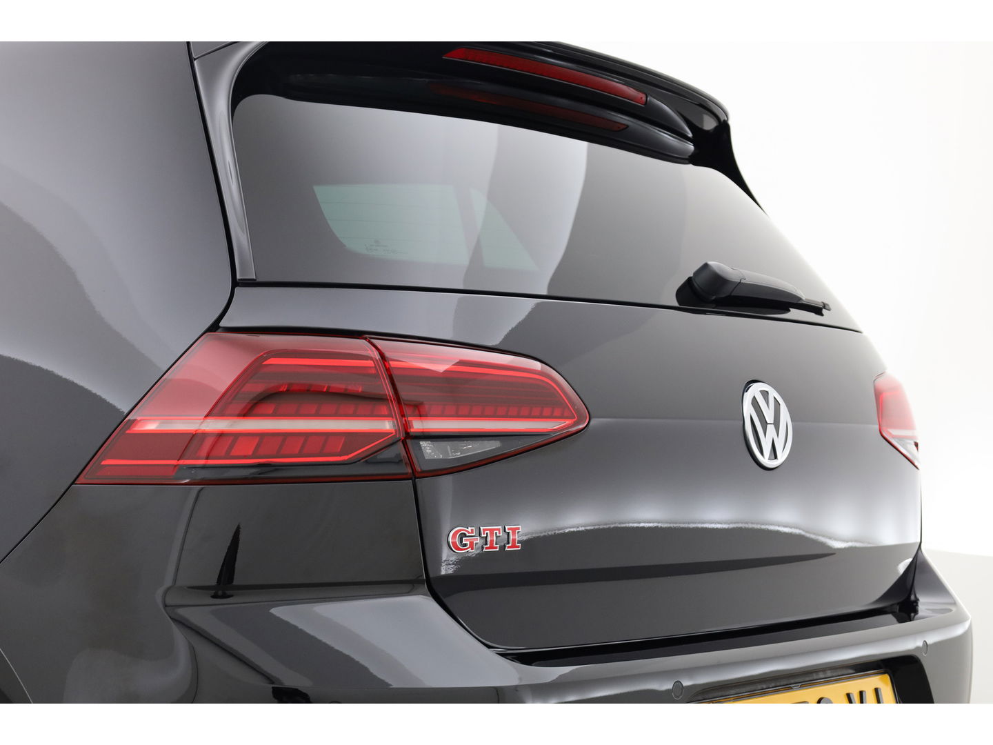 Volkswagen Golf 2.0 TSI GTI Performance | Digi. Dashboard | 18'' | Apple CarPlay | Camera | Adapt. Cruise | Stoelverw.