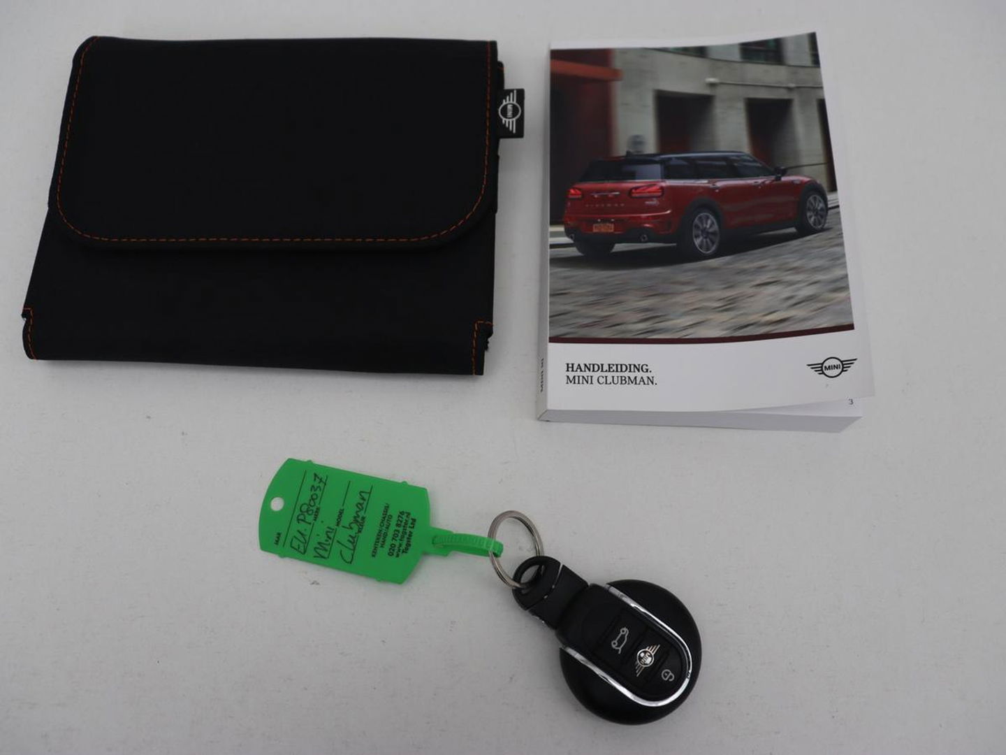 MINI Clubman 2.0 Cooper S | 192pk | Panoramadak | Leder | Trekhaak | Carplay | Navigatie | Parkeerhulp | Full LED | Verwarmde voorruit | Getint glas