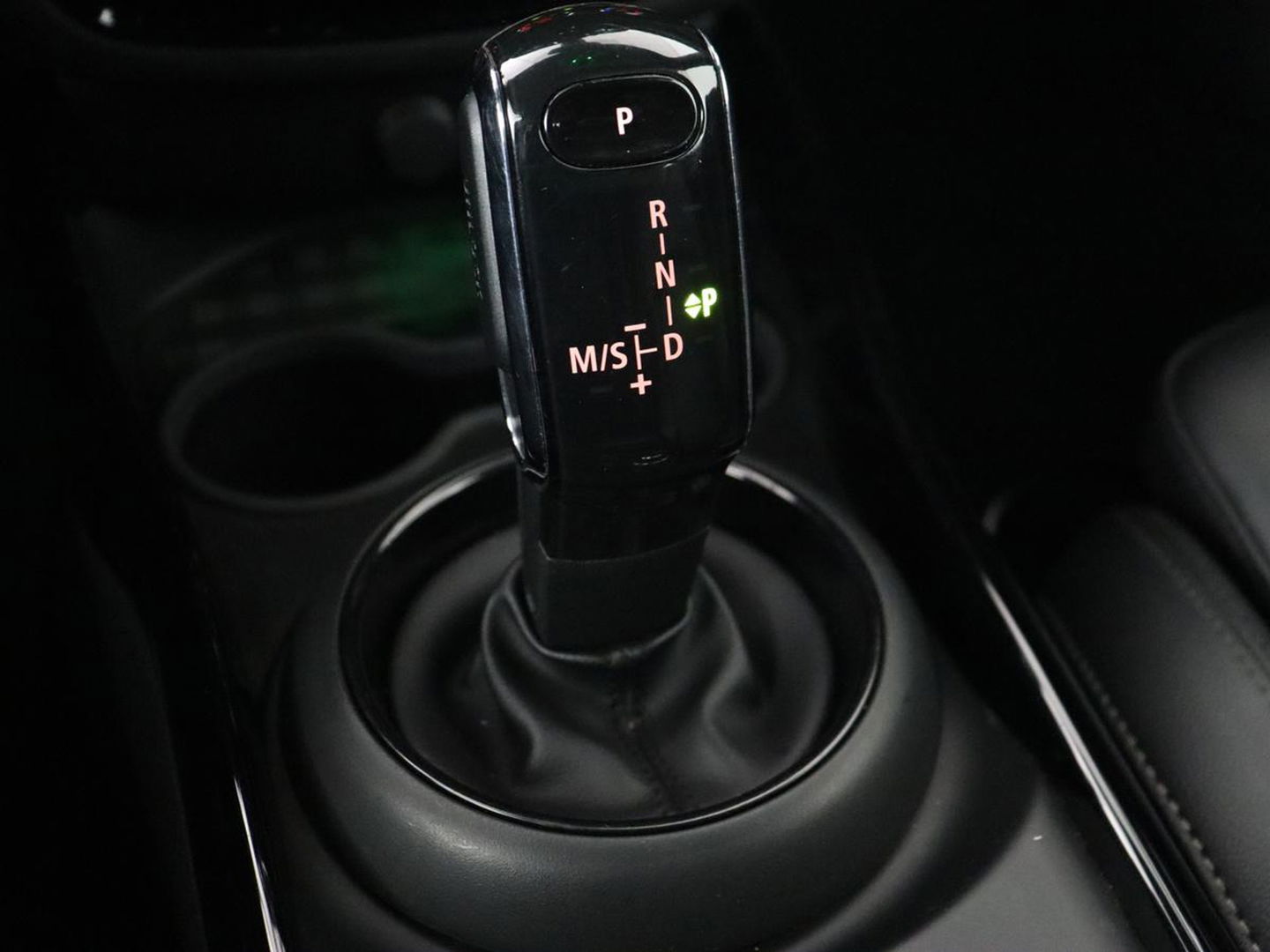 MINI Clubman 2.0 Cooper S | 192pk | Panoramadak | Leder | Trekhaak | Carplay | Navigatie | Parkeerhulp | Full LED | Verwarmde voorruit | Getint glas