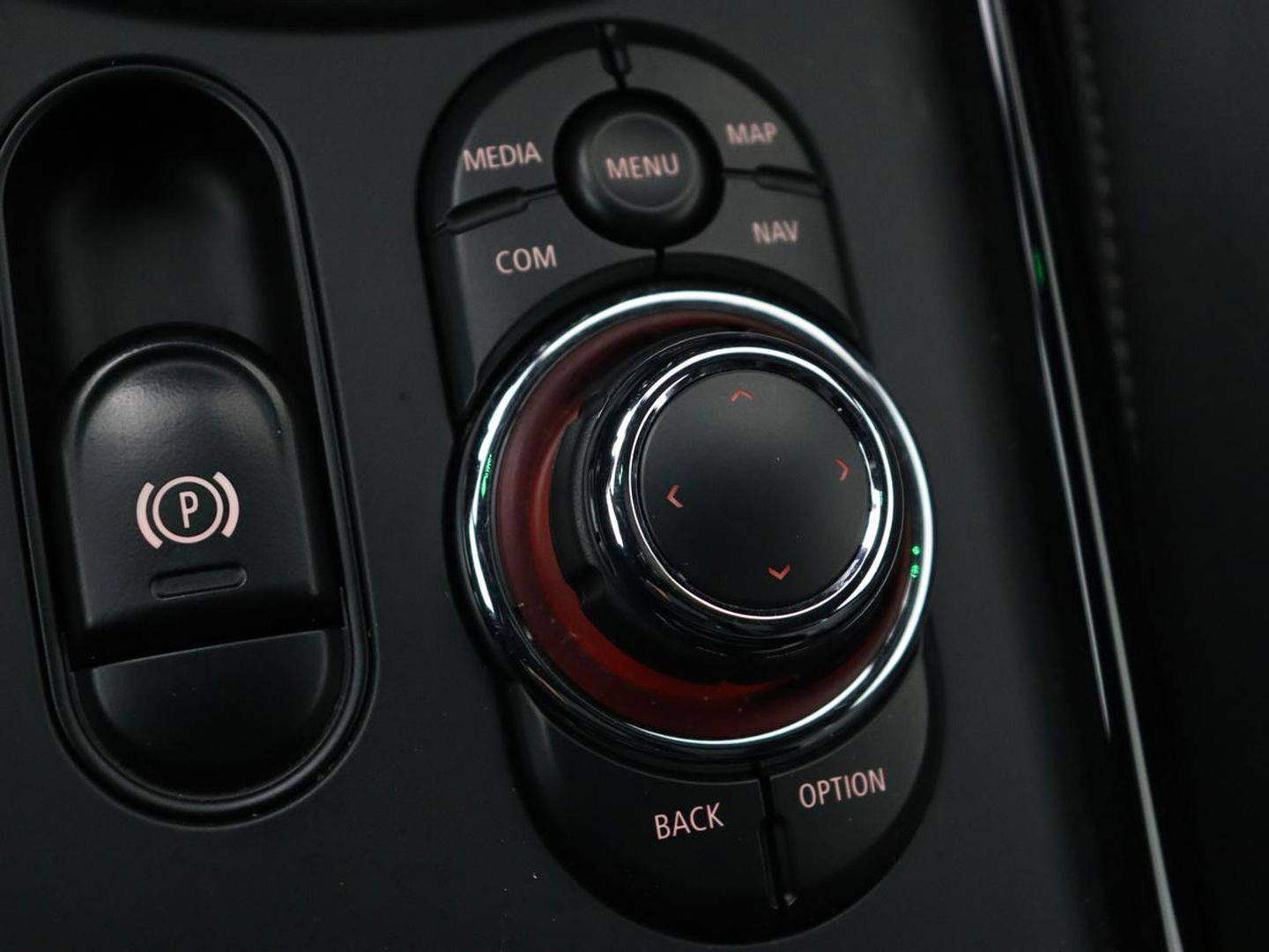 MINI Clubman 2.0 Cooper S | 192pk | Panoramadak | Leder | Trekhaak | Carplay | Navigatie | Parkeerhulp | Full LED | Verwarmde voorruit | Getint glas