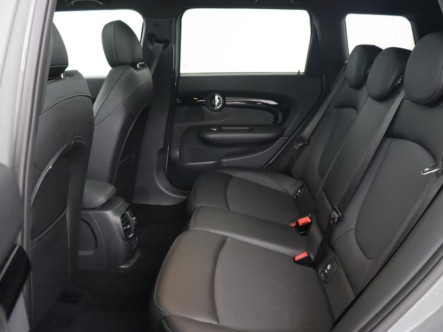 MINI Clubman 2.0 Cooper S | 192pk | Panoramadak | Leder | Trekhaak | Carplay | Navigatie | Parkeerhulp | Full LED | Verwarmde voorruit | Getint glas