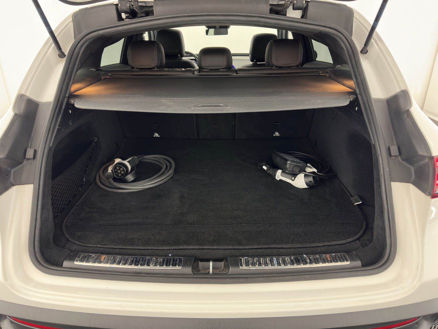 Mercedes-Benz EQC 400 4MATIC 80 kWh AMG (INCL-BTW) Aut. *PANO | BURMESTER-SURROUND | DISTRONIC | LEATHER-MICROFIBRE | FULL-LED | TOP-VIEW | WIDE-SCREEN-COCKPIT | KEYLESS | AIR-SUSPENSION | SPORT-SEATS | PRIVACY-GLASS | AMBIENT-LIGH