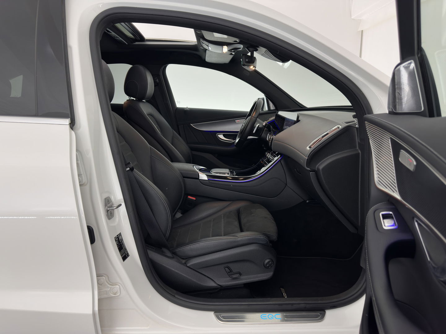 Mercedes-Benz EQC 400 4MATIC 80 kWh AMG (INCL-BTW) Aut. *PANO | BURMESTER-SURROUND | DISTRONIC | LEATHER-MICROFIBRE | FULL-LED | TOP-VIEW | WIDE-SCREEN-COCKPIT | KEYLESS | AIR-SUSPENSION | SPORT-SEATS | PRIVACY-GLASS | AMBIENT-LIGH