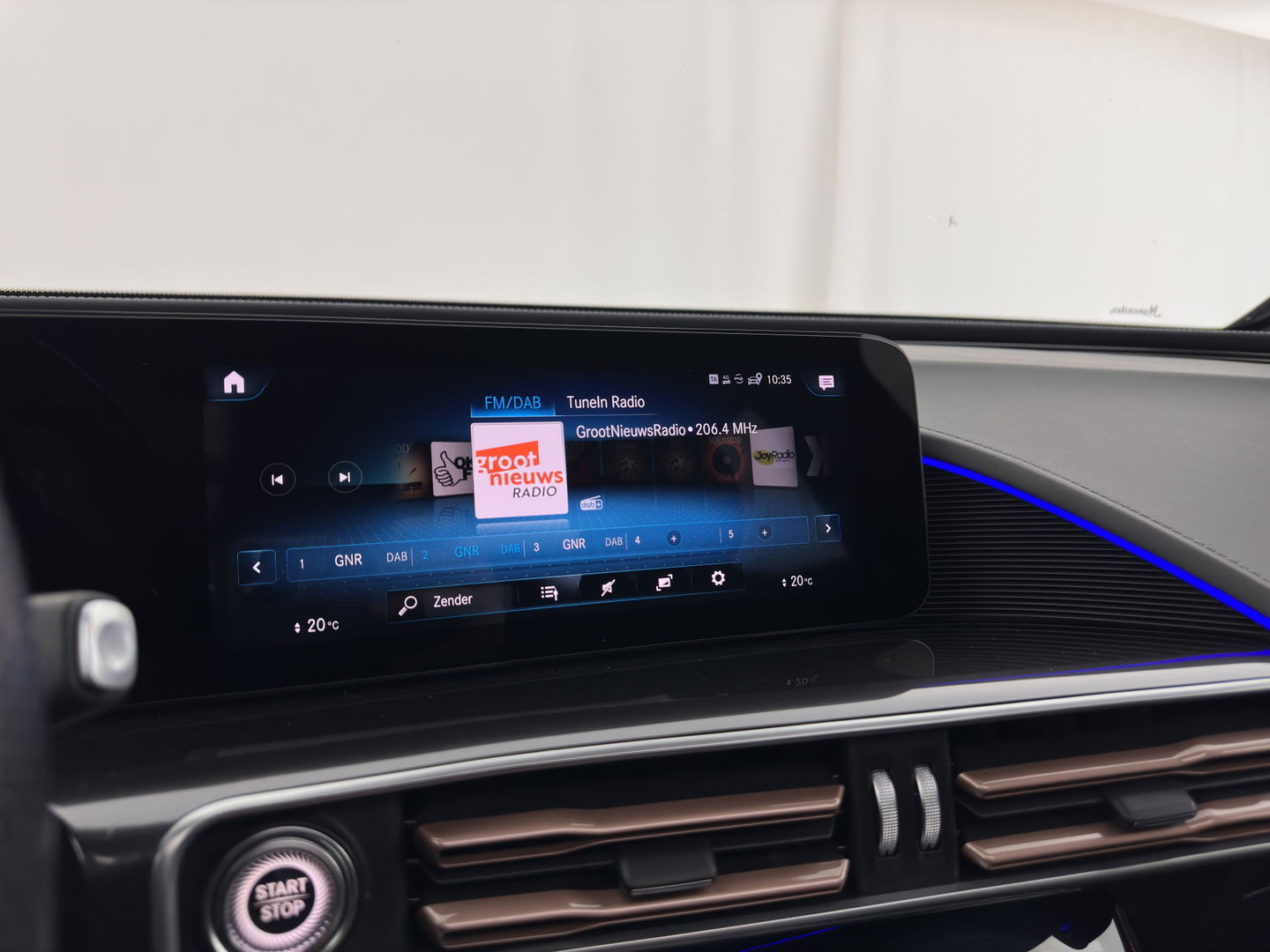 Mercedes-Benz EQC 400 4MATIC 80 kWh AMG (INCL-BTW) Aut. *PANO | BURMESTER-SURROUND | DISTRONIC | LEATHER-MICROFIBRE | FULL-LED | TOP-VIEW | WIDE-SCREEN-COCKPIT | KEYLESS | AIR-SUSPENSION | SPORT-SEATS | PRIVACY-GLASS | AMBIENT-LIGH