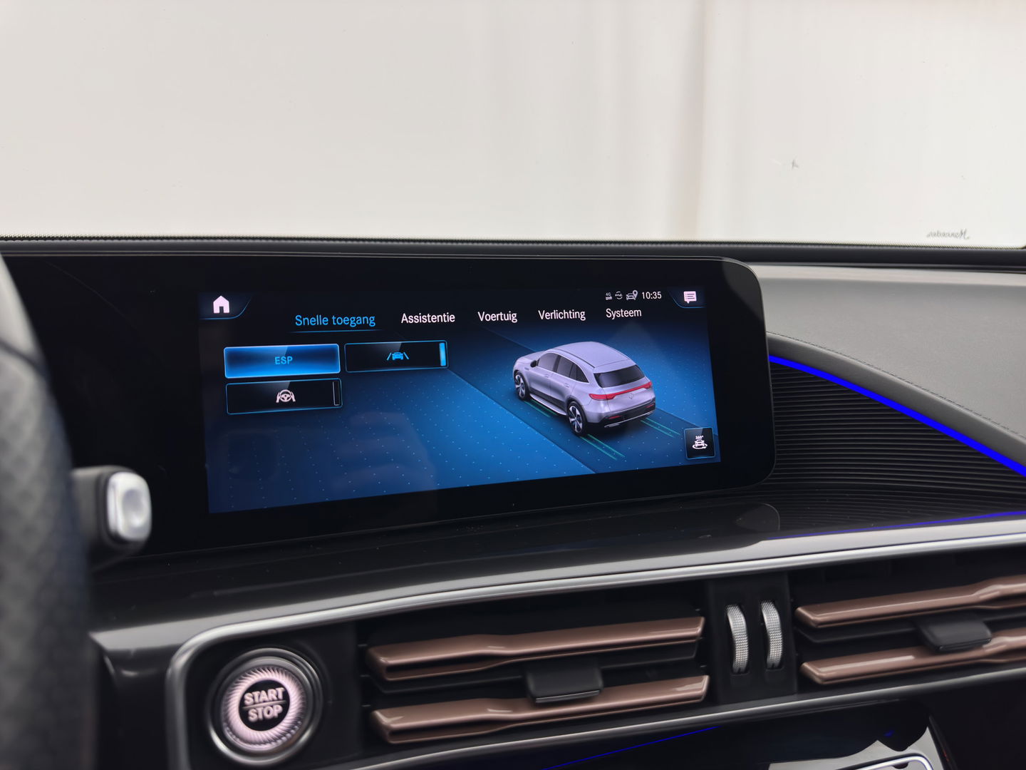 Mercedes-Benz EQC 400 4MATIC 80 kWh AMG (INCL-BTW) Aut. *PANO | BURMESTER-SURROUND | DISTRONIC | LEATHER-MICROFIBRE | FULL-LED | TOP-VIEW | WIDE-SCREEN-COCKPIT | KEYLESS | AIR-SUSPENSION | SPORT-SEATS | PRIVACY-GLASS | AMBIENT-LIGH