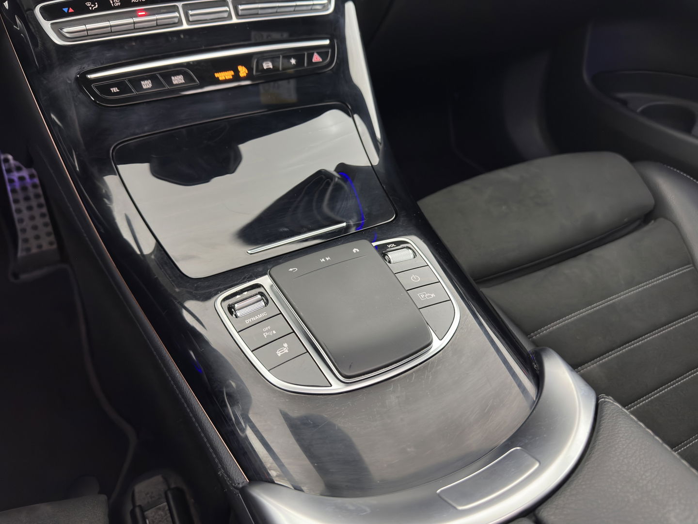 Mercedes-Benz EQC 400 4MATIC 80 kWh AMG (INCL-BTW) Aut. *PANO | BURMESTER-SURROUND | DISTRONIC | LEATHER-MICROFIBRE | FULL-LED | TOP-VIEW | WIDE-SCREEN-COCKPIT | KEYLESS | AIR-SUSPENSION | SPORT-SEATS | PRIVACY-GLASS | AMBIENT-LIGH