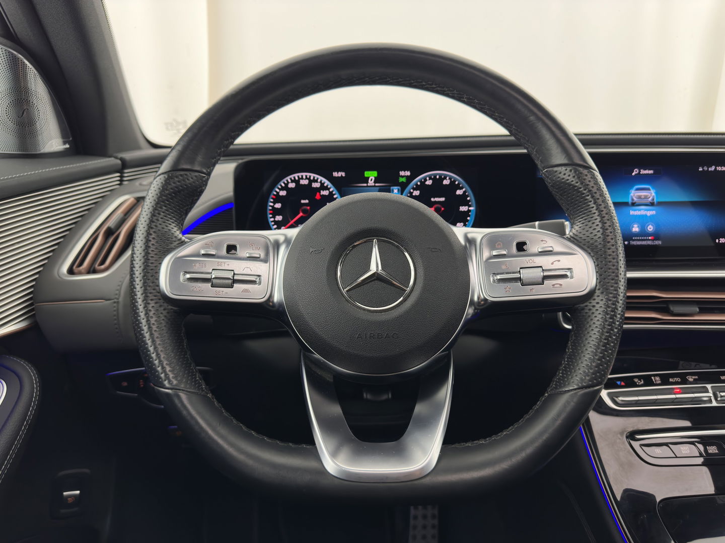 Mercedes-Benz EQC 400 4MATIC 80 kWh AMG (INCL-BTW) Aut. *PANO | BURMESTER-SURROUND | DISTRONIC | LEATHER-MICROFIBRE | FULL-LED | TOP-VIEW | WIDE-SCREEN-COCKPIT | KEYLESS | AIR-SUSPENSION | SPORT-SEATS | PRIVACY-GLASS | AMBIENT-LIGH
