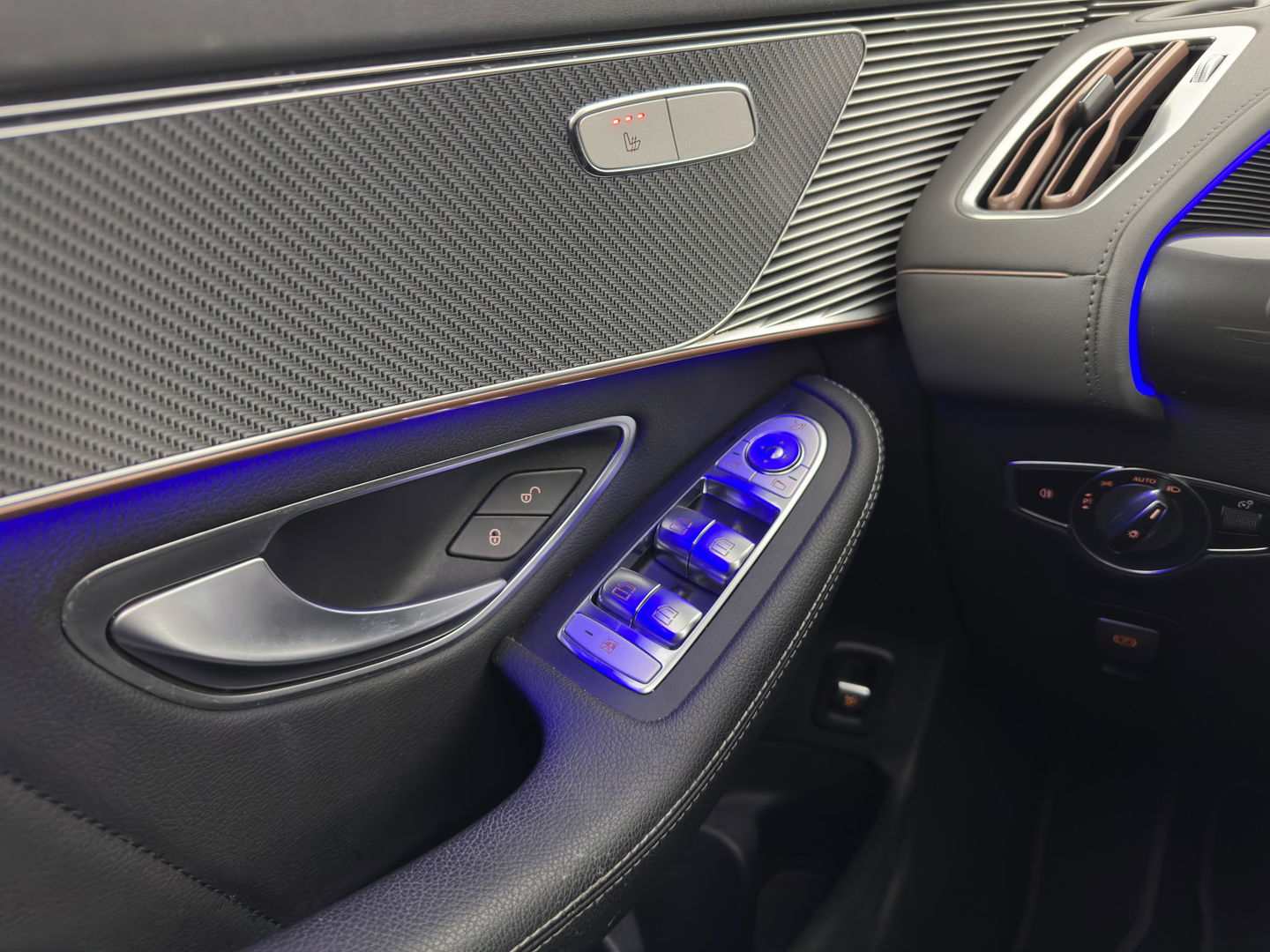 Mercedes-Benz EQC 400 4MATIC 80 kWh AMG (INCL-BTW) Aut. *PANO | BURMESTER-SURROUND | DISTRONIC | LEATHER-MICROFIBRE | FULL-LED | TOP-VIEW | WIDE-SCREEN-COCKPIT | KEYLESS | AIR-SUSPENSION | SPORT-SEATS | PRIVACY-GLASS | AMBIENT-LIGH