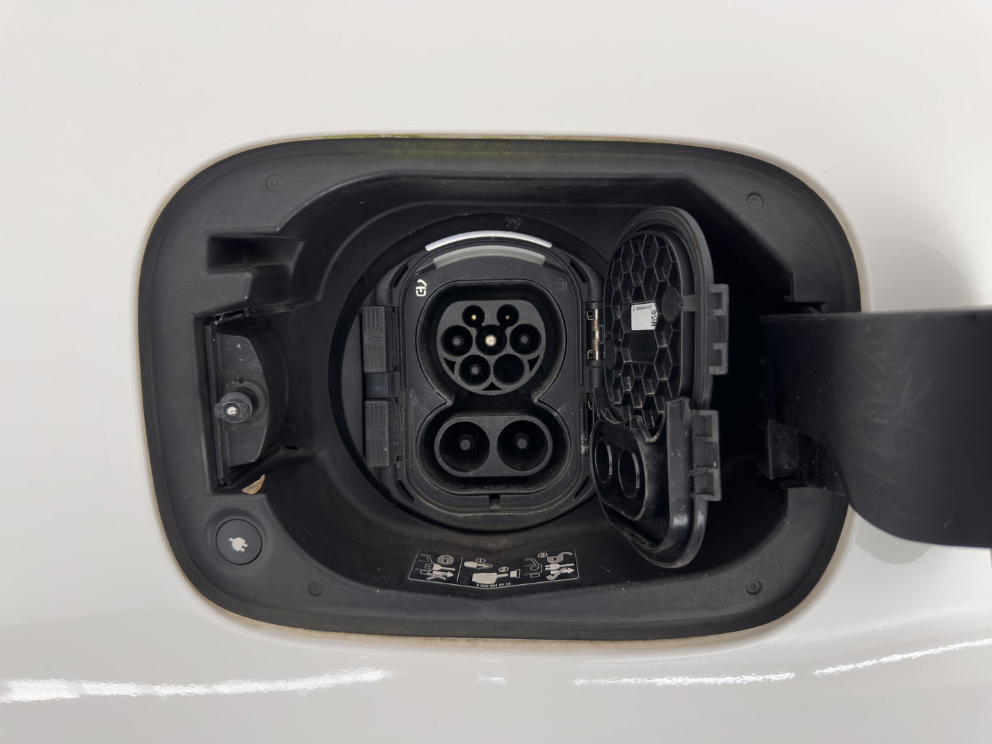 Mercedes-Benz EQC 400 4MATIC 80 kWh AMG (INCL-BTW) Aut. *PANO | BURMESTER-SURROUND | DISTRONIC | LEATHER-MICROFIBRE | FULL-LED | TOP-VIEW | WIDE-SCREEN-COCKPIT | KEYLESS | AIR-SUSPENSION | SPORT-SEATS | PRIVACY-GLASS | AMBIENT-LIGH