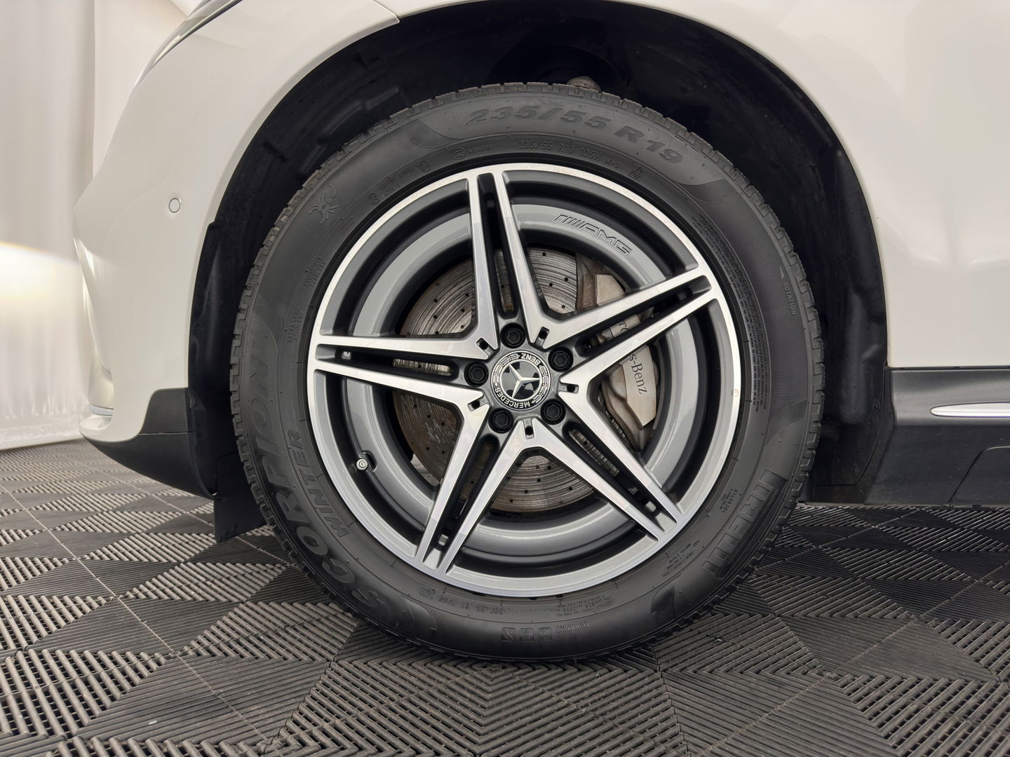 Mercedes-Benz EQC 400 4MATIC 80 kWh AMG (INCL-BTW) Aut. *PANO | BURMESTER-SURROUND | DISTRONIC | LEATHER-MICROFIBRE | FULL-LED | TOP-VIEW | WIDE-SCREEN-COCKPIT | KEYLESS | AIR-SUSPENSION | SPORT-SEATS | PRIVACY-GLASS | AMBIENT-LIGH