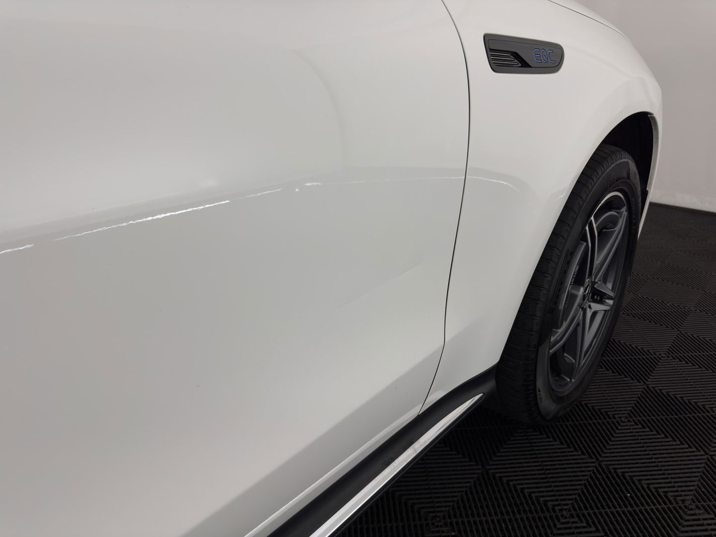 Mercedes-Benz EQC 400 4MATIC 80 kWh AMG (INCL-BTW) Aut. *PANO | BURMESTER-SURROUND | DISTRONIC | LEATHER-MICROFIBRE | FULL-LED | TOP-VIEW | WIDE-SCREEN-COCKPIT | KEYLESS | AIR-SUSPENSION | SPORT-SEATS | PRIVACY-GLASS | AMBIENT-LIGH