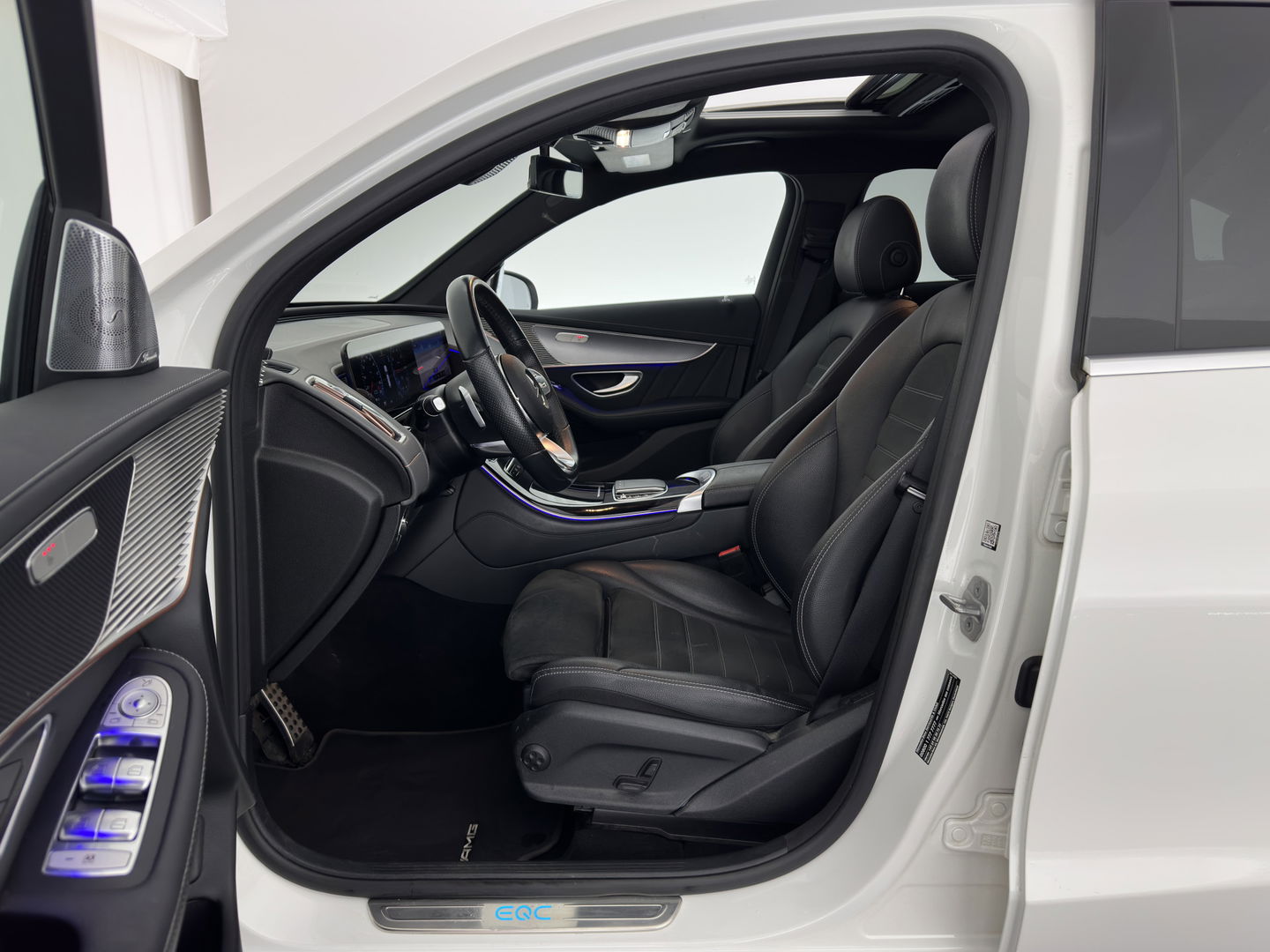 Mercedes-Benz EQC 400 4MATIC 80 kWh AMG (INCL-BTW) Aut. *PANO | BURMESTER-SURROUND | DISTRONIC | LEATHER-MICROFIBRE | FULL-LED | TOP-VIEW | WIDE-SCREEN-COCKPIT | KEYLESS | AIR-SUSPENSION | SPORT-SEATS | PRIVACY-GLASS | AMBIENT-LIGH