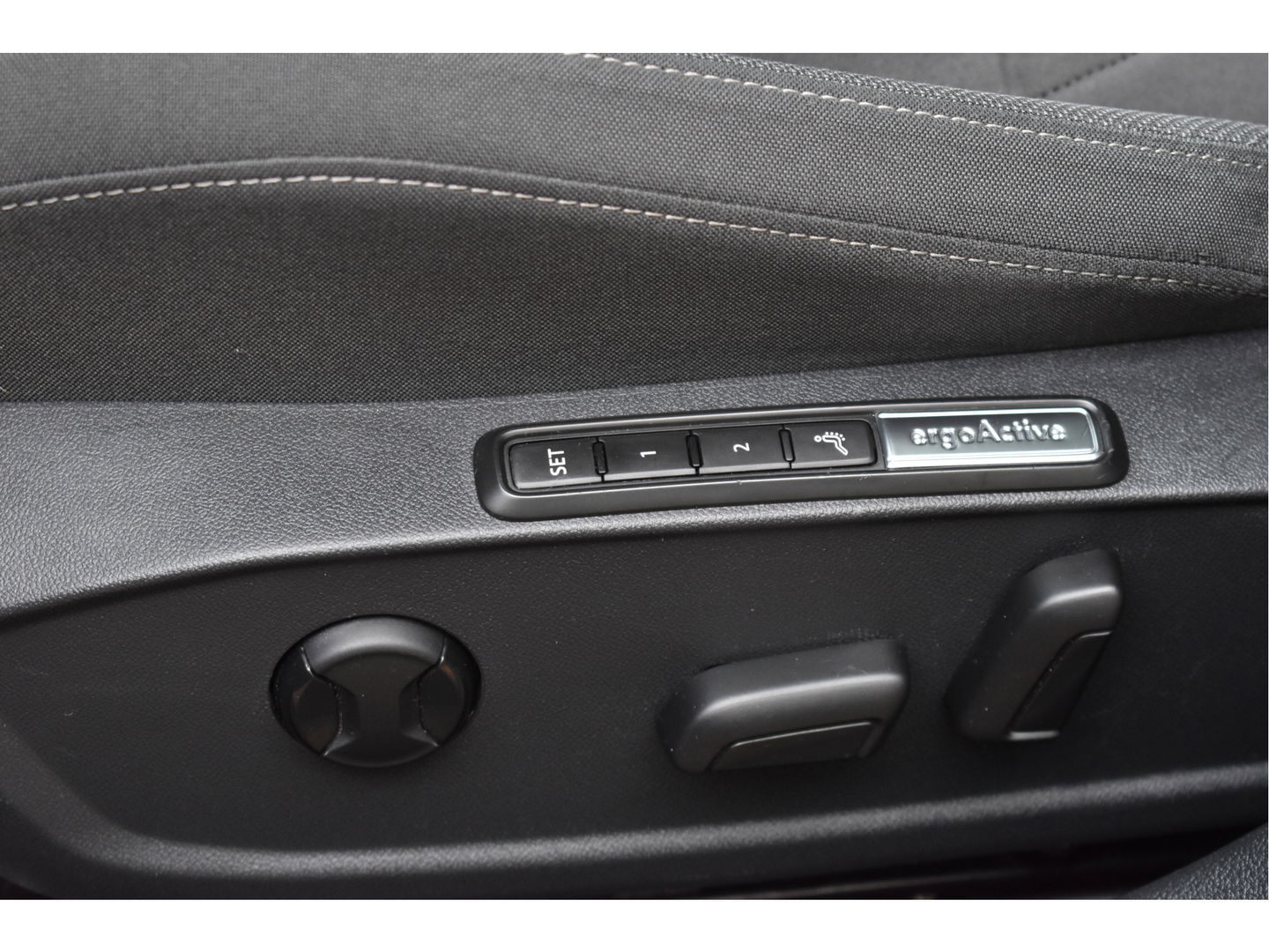 Volkswagen Golf 1.5 eTSI 1st Edition | Open dak | Virtual Cockpit | Carplay | Massagestoel | Nav | Adapt.CC | DAB | Full LED | Compleet