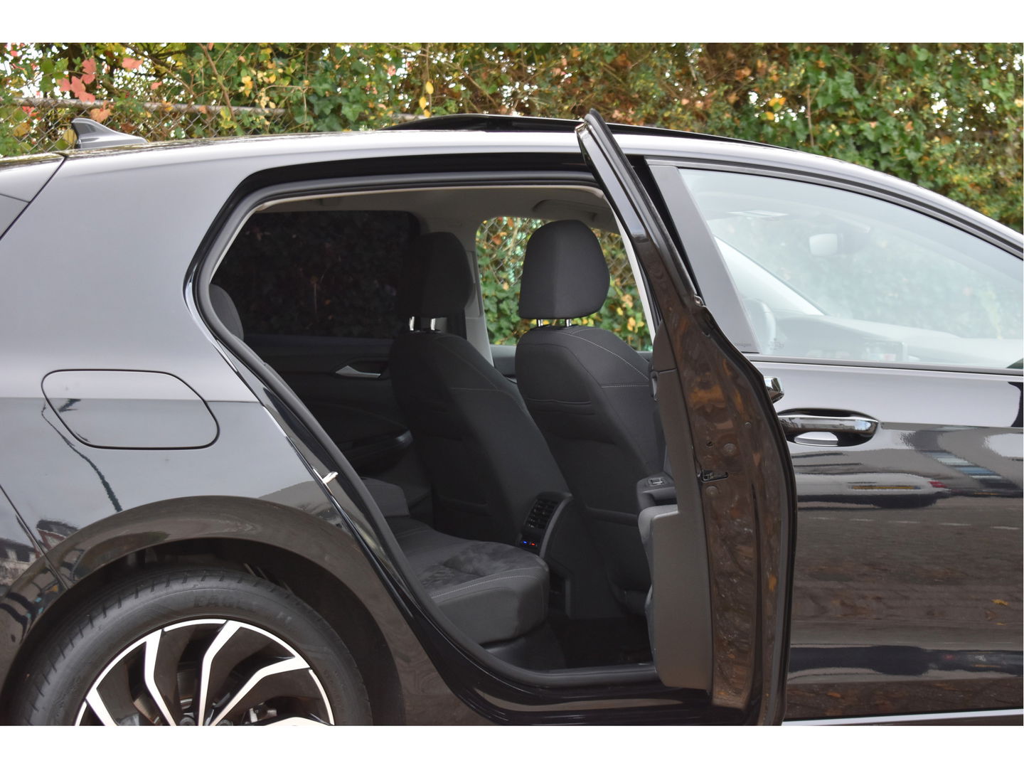 Volkswagen Golf 1.5 eTSI 1st Edition | Open dak | Virtual Cockpit | Carplay | Massagestoel | Nav | Adapt.CC | DAB | Full LED | Compleet