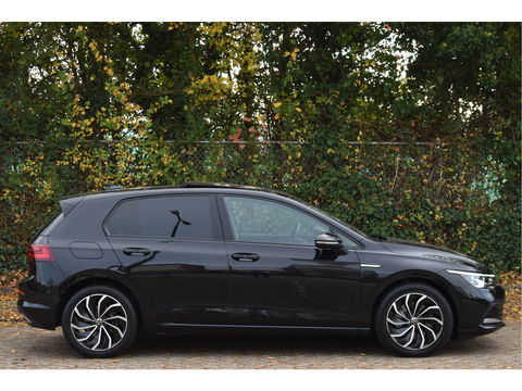 Volkswagen Golf 1.5 eTSI 1st Edition | Open dak | Virtual Cockpit | Carplay | Massagestoel | Nav | Adapt.CC | DAB | Full LED | Compleet