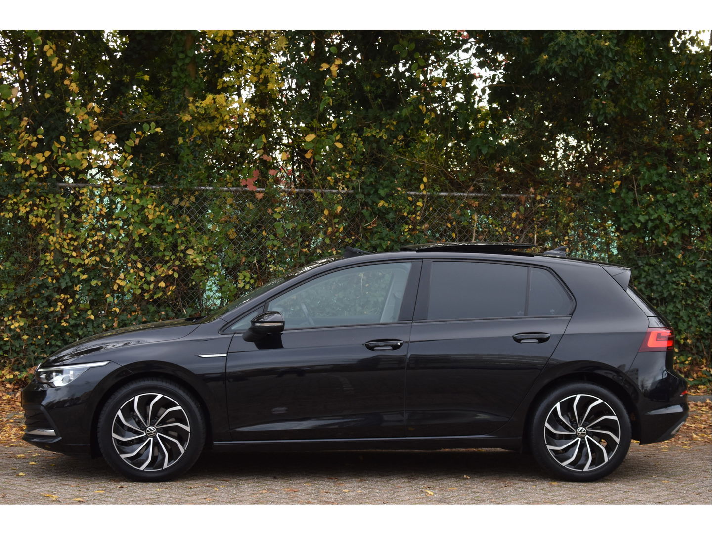 Volkswagen Golf 1.5 eTSI 1st Edition | Open dak | Virtual Cockpit | Carplay | Massagestoel | Nav | Adapt.CC | DAB | Full LED | Compleet