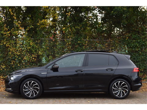 Volkswagen Golf 1.5 eTSI 1st Edition | Open dak | Virtual Cockpit | Carplay | Massagestoel | Nav | Adapt.CC | DAB | Full LED | Compleet