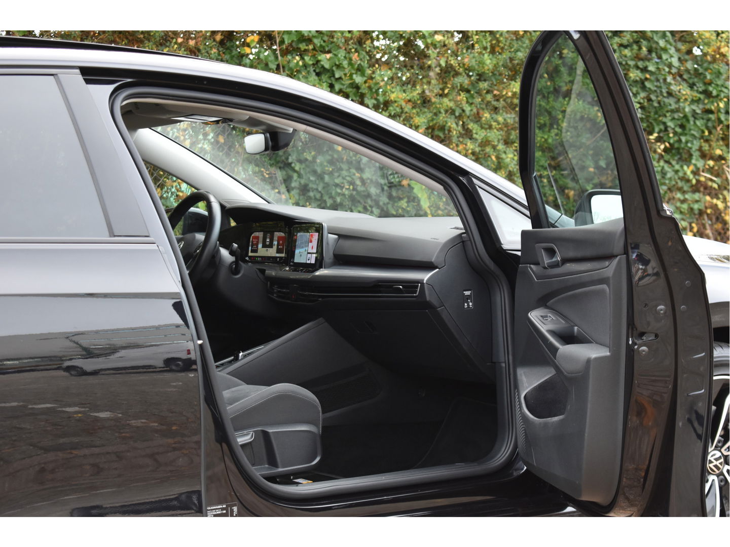 Volkswagen Golf 1.5 eTSI 1st Edition | Open dak | Virtual Cockpit | Carplay | Massagestoel | Nav | Adapt.CC | DAB | Full LED | Compleet