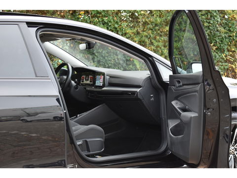 Volkswagen Golf 1.5 eTSI 1st Edition | Open dak | Virtual Cockpit | Carplay | Massagestoel | Nav | Adapt.CC | DAB | Full LED | Compleet