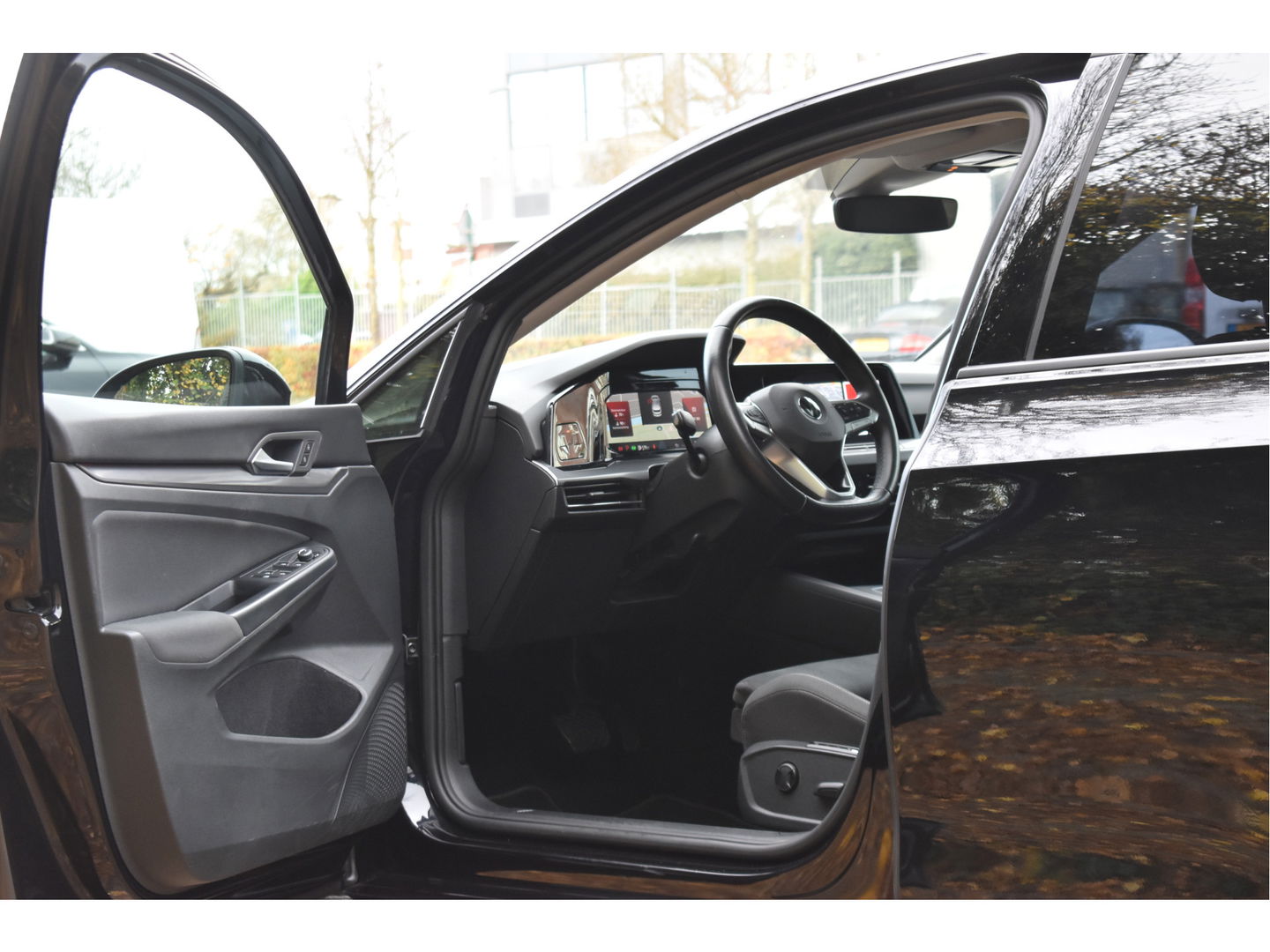 Volkswagen Golf 1.5 eTSI 1st Edition | Open dak | Virtual Cockpit | Carplay | Massagestoel | Nav | Adapt.CC | DAB | Full LED | Compleet