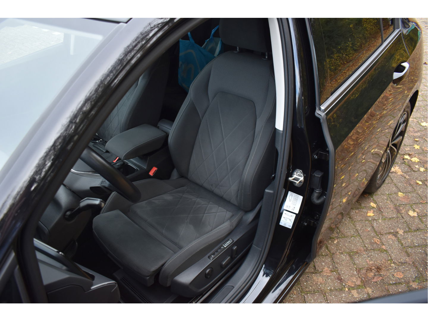 Volkswagen Golf 1.5 eTSI 1st Edition | Open dak | Virtual Cockpit | Carplay | Massagestoel | Nav | Adapt.CC | DAB | Full LED | Compleet