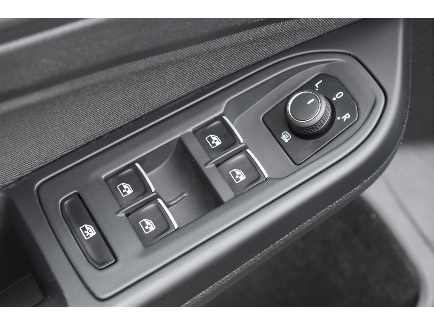 Volkswagen Golf 1.5 eTSI 1st Edition | Open dak | Virtual Cockpit | Carplay | Massagestoel | Nav | Adapt.CC | DAB | Full LED | Compleet