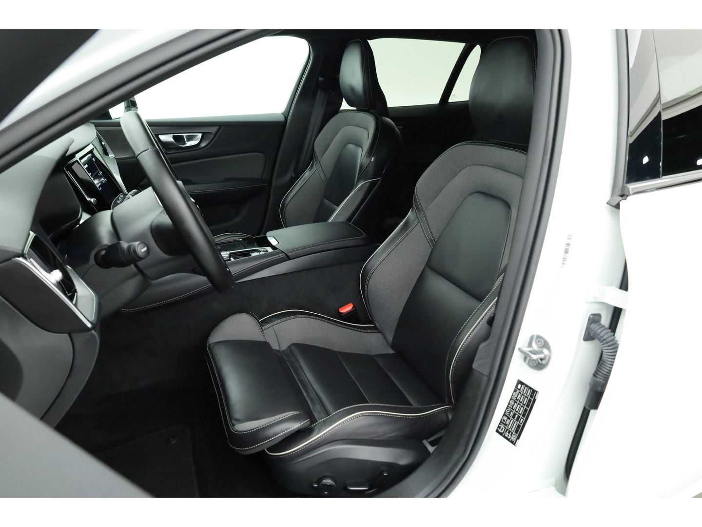 Volvo V60 T6 Plug-in hybrid Plus Dark | Pilot Assist | Harman Kardon | Memory seats | Stoel- Stuurverw.