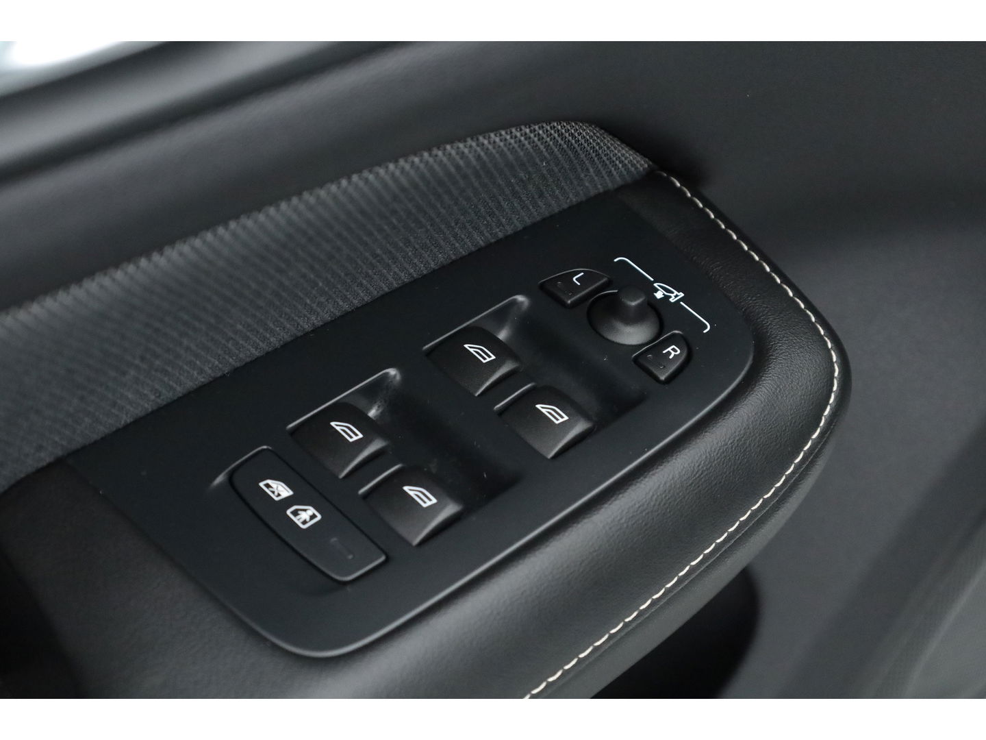 Volvo V60 T6 Plug-in hybrid Plus Dark | Pilot Assist | Harman Kardon | Memory seats | Stoel- Stuurverw.