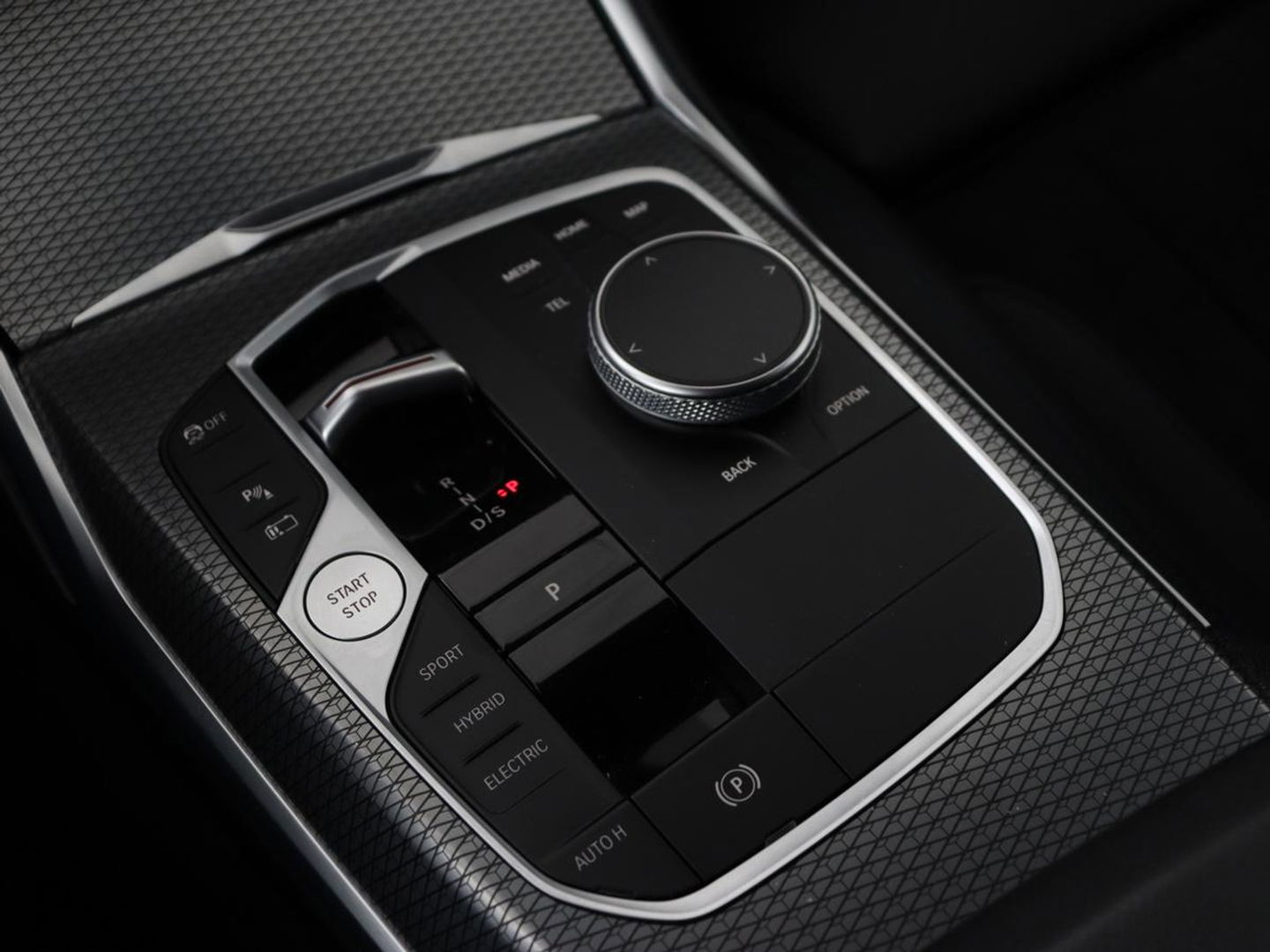 BMW 3-serie 320e M Sport | Trekhaak | Stoelverwarming | Camera | Leder/Alcantara | Stuurverwarming | Carplay | Live Cockpit Plus | Adaptief LED | Sportstoelen | Cruise control | PHEV | Plug In