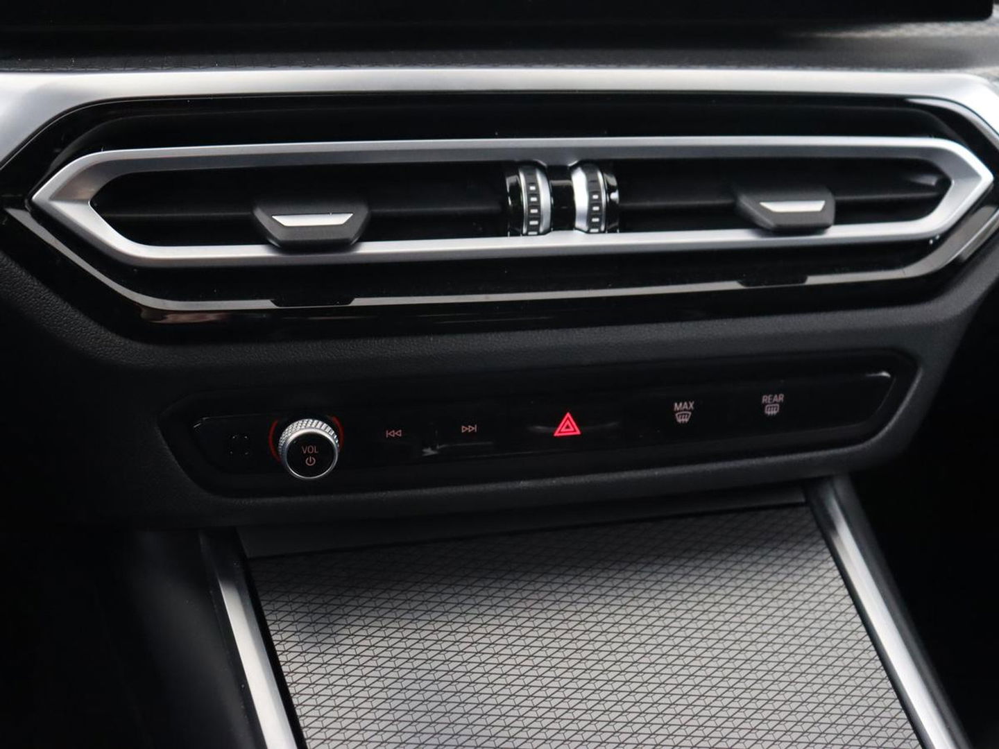 BMW 3-serie 320e M Sport | Trekhaak | Stoelverwarming | Camera | Leder/Alcantara | Stuurverwarming | Carplay | Live Cockpit Plus | Adaptief LED | Sportstoelen | Cruise control | PHEV | Plug In