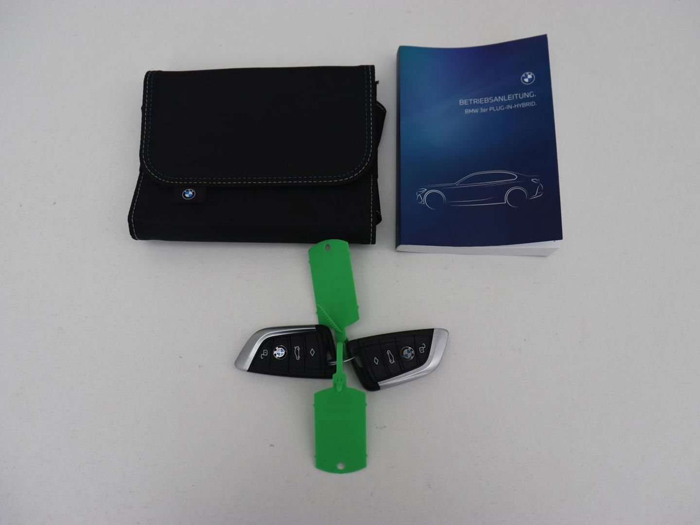 BMW 3-serie 320e M Sport | Trekhaak | Stoelverwarming | Camera | Leder/Alcantara | Stuurverwarming | Carplay | Live Cockpit Plus | Adaptief LED | Sportstoelen | Cruise control | PHEV | Plug In