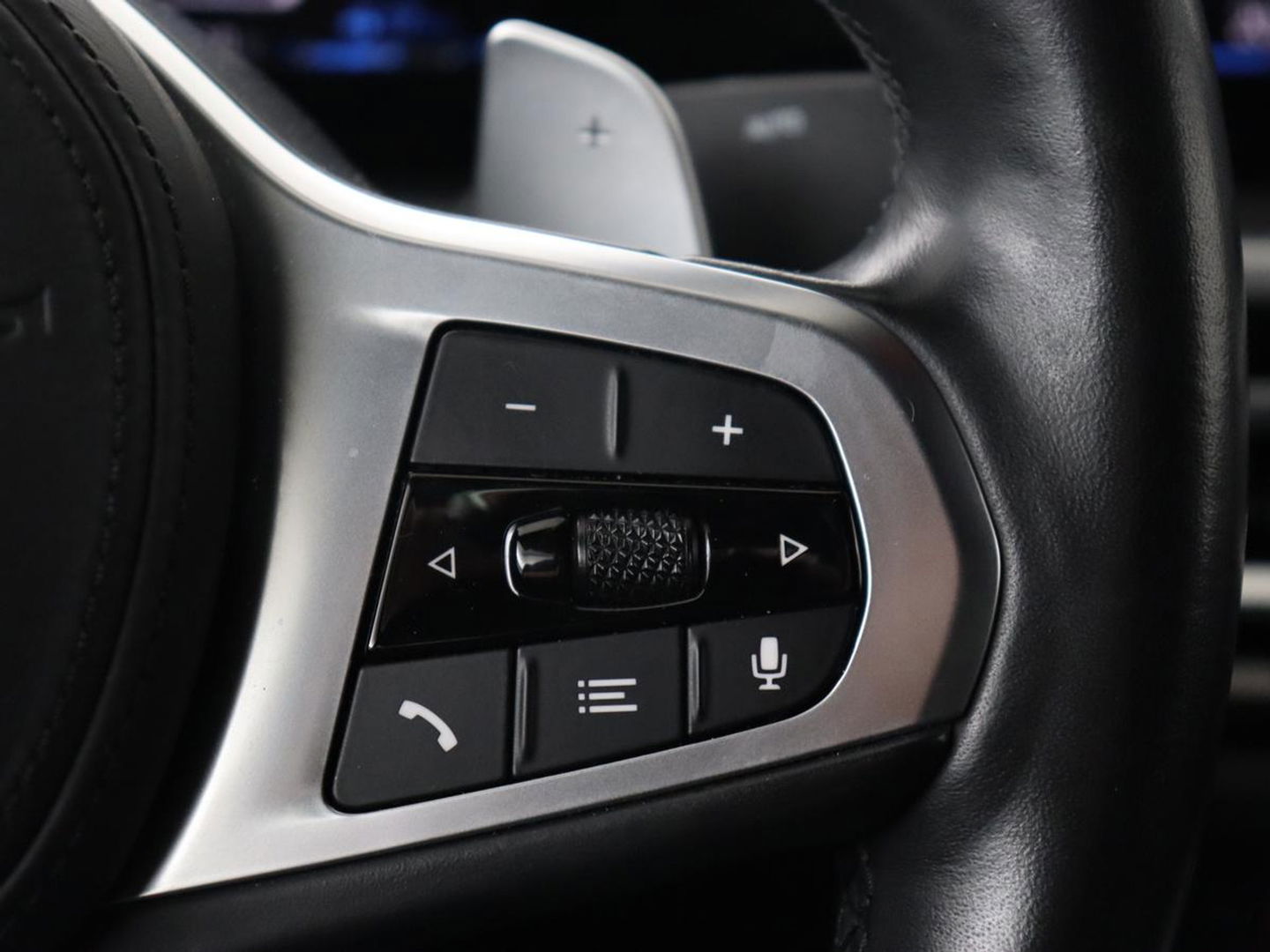 BMW 3-serie 320e M Sport | Trekhaak | Stoelverwarming | Camera | Leder/Alcantara | Stuurverwarming | Carplay | Live Cockpit Plus | Adaptief LED | Sportstoelen | Cruise control | PHEV | Plug In