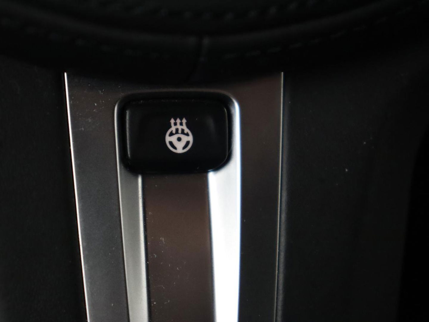 BMW 3-serie 320e M Sport | Trekhaak | Stoelverwarming | Camera | Leder/Alcantara | Stuurverwarming | Carplay | Live Cockpit Plus | Adaptief LED | Sportstoelen | Cruise control | PHEV | Plug In